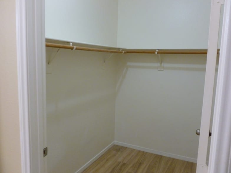 Building Photo - 3400 Cabana Dr