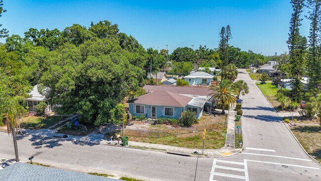 Building Photo - 702 21st Ave W