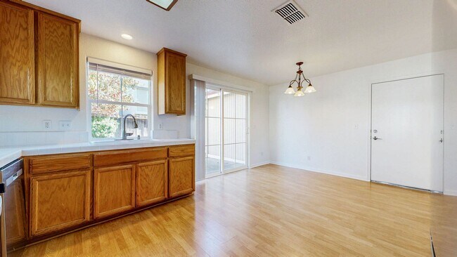 Building Photo - Beautiful 3 Bedroom 2.5 Bath Single Family...