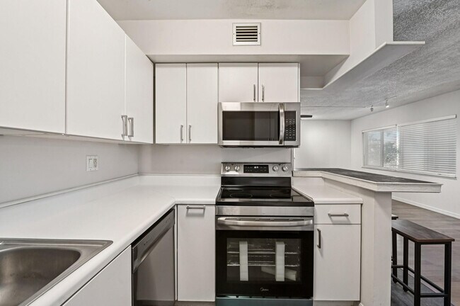 Building Photo - 1400 NE 54th St