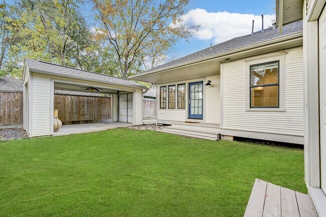 Building Photo - Completely renovated Heights historic bung...