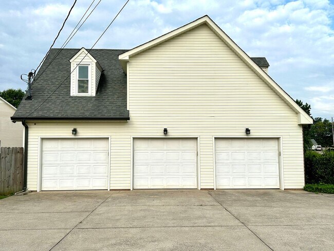 Building Photo - Stunning Single-Family Home with Plenty of...