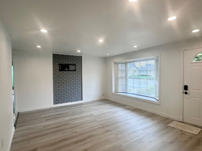 Building Photo - Charming 4 bedroom Rambler
