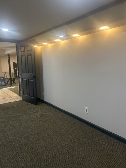 Building Photo - 161 Putnam Dr