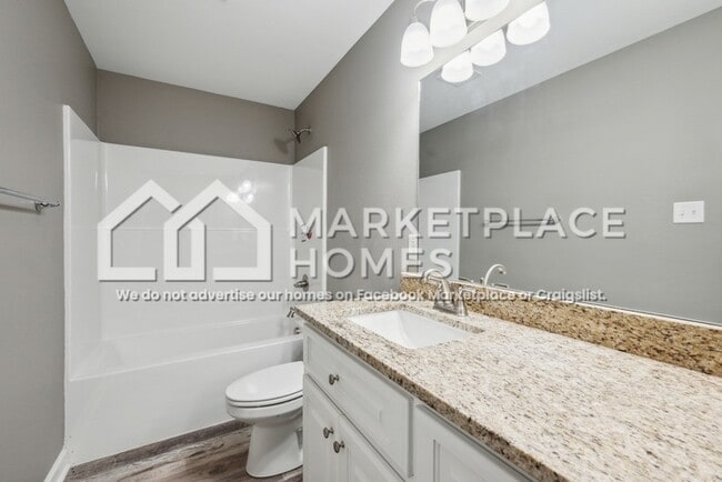 Building Photo - 1402 W 11th St