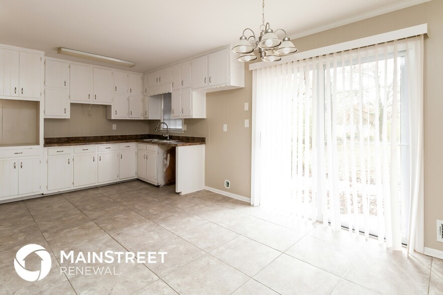 Building Photo - 892 Oak Dr