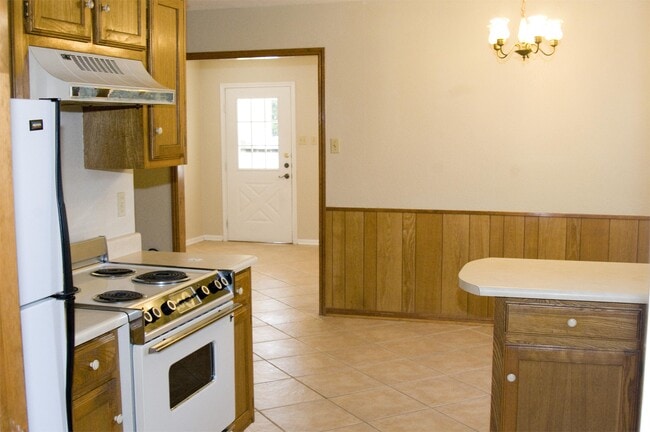 Building Photo - 111 Briarwood Ln