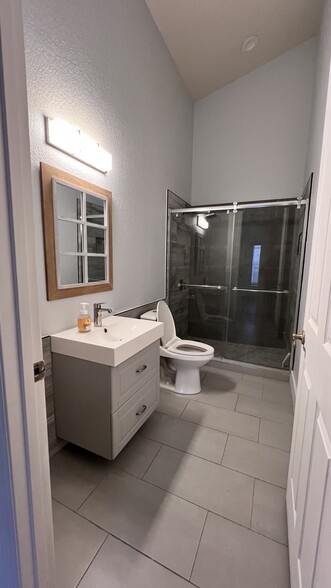 Newly renovated bathroom - 3540 Maple Ridge Loop