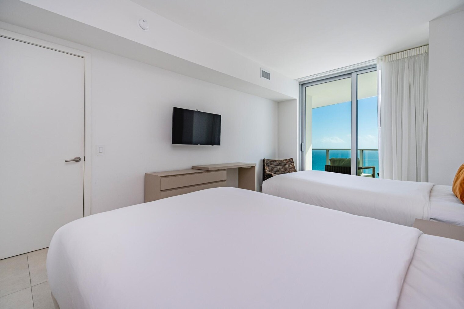 Building Photo - 4011 S Ocean Dr