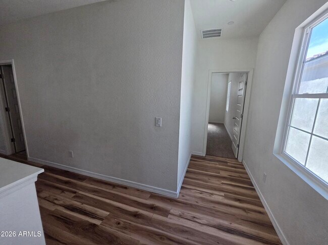 Building Photo - 221 E Balsam Dr