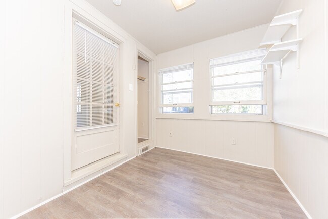 Building Photo - 909 E Ann St