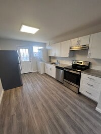Building Photo - Updated 2-Bedroom Upper Unit – Lakewood