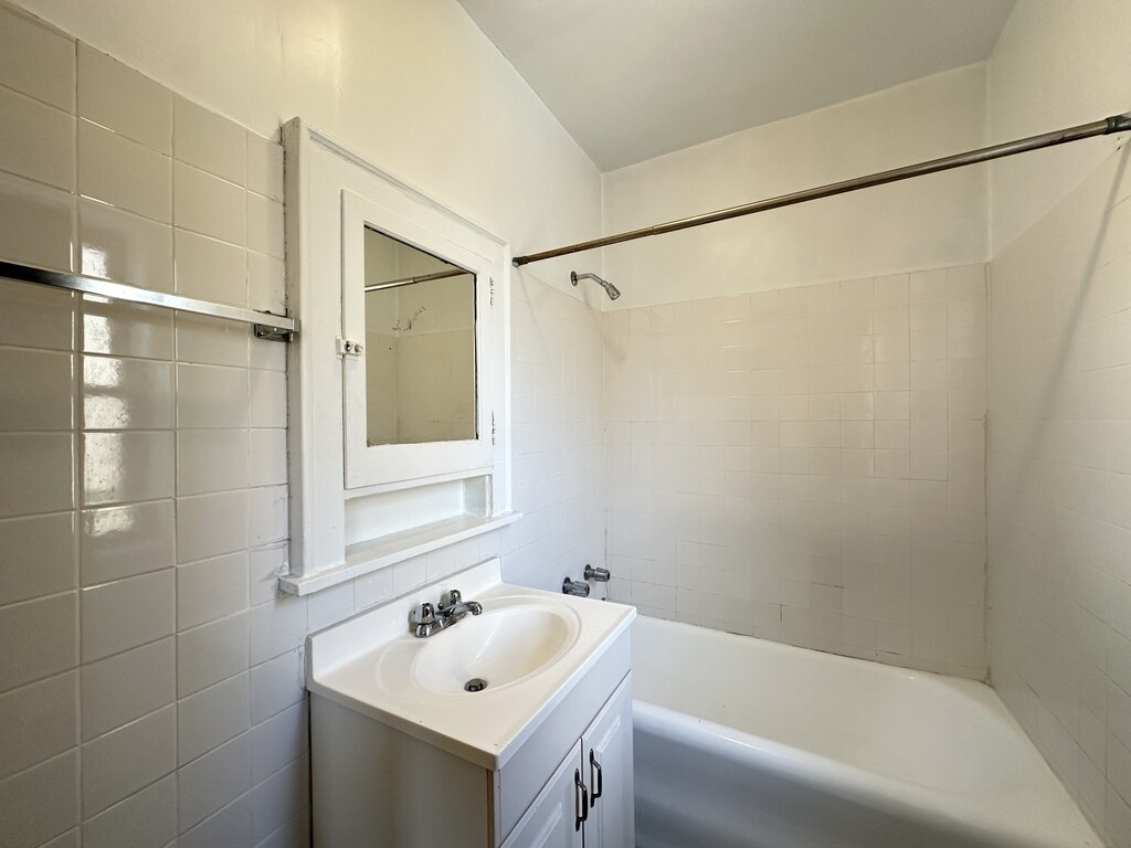 Building Photo - 4646 N Paulina St