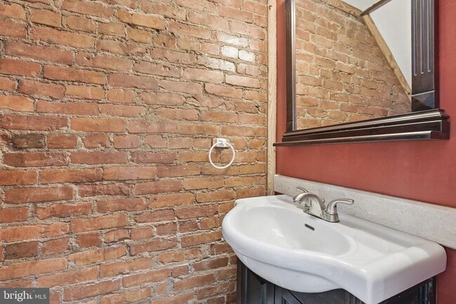 Building Photo - 1116 Monroe St NW