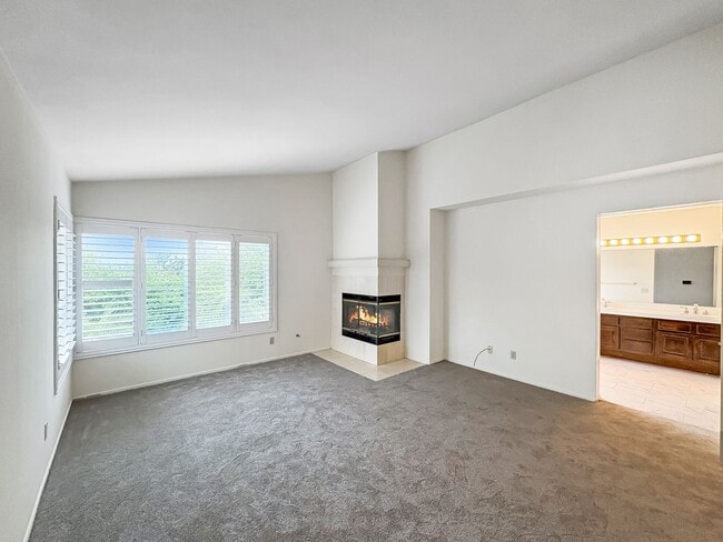 Building Photo - Beautiful 4B/3BA House w/ 2 Car Attached G...