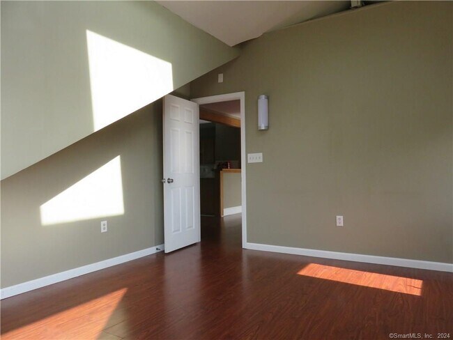 Building Photo - 760 Farmington Ave