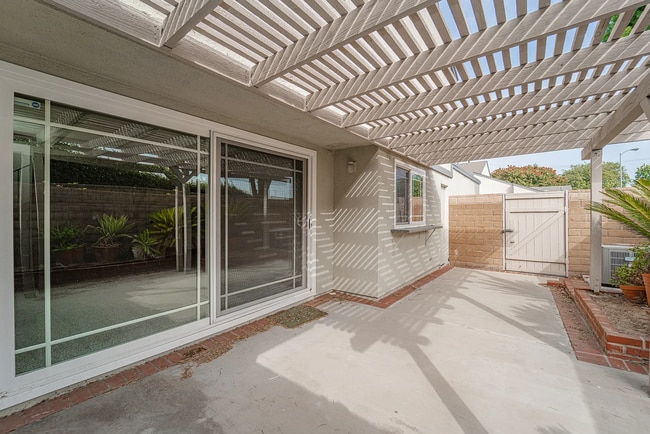 Building Photo - Beautiful 4 Bd Townhouse