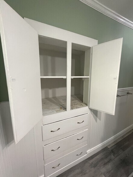 Bathroom Storage - 533 W Gray St