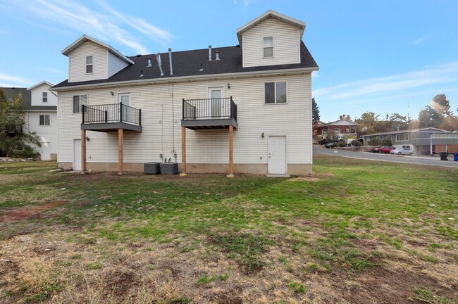 Building Photo - Easy Street Duplex