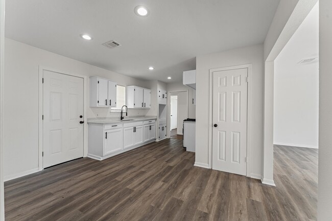 Building Photo - 5535 Lakefield Dr