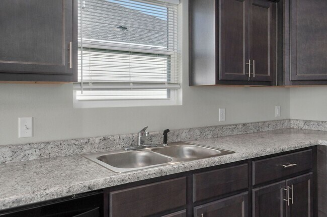 Building Photo - Modern 3 Bed / 2 Bath Home