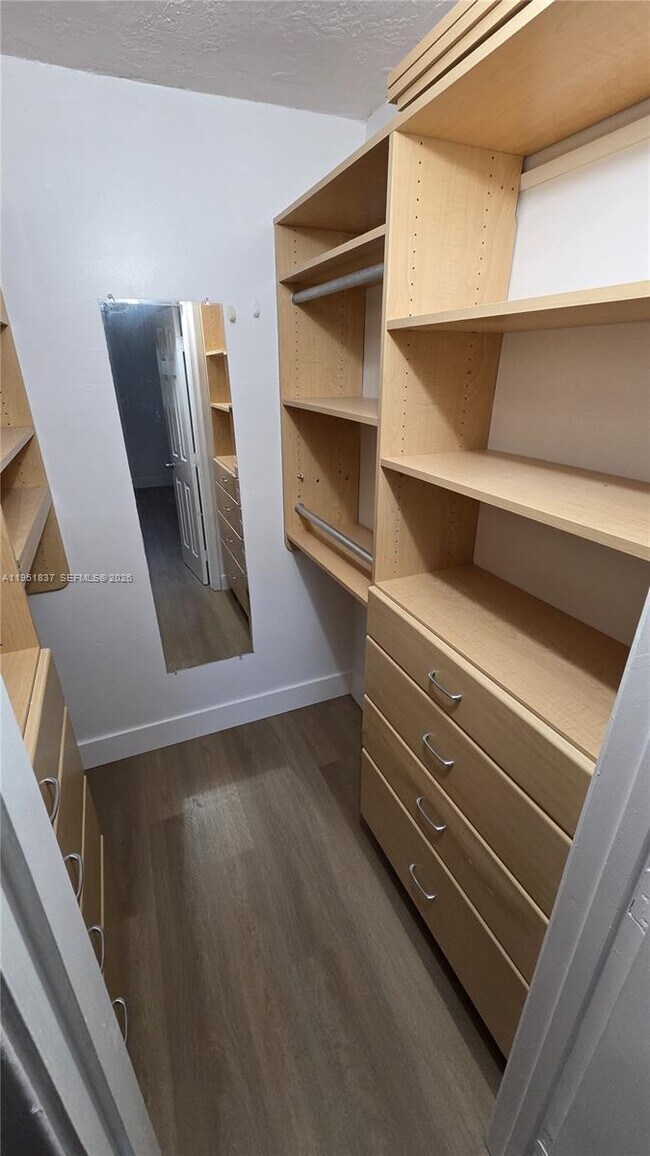 Building Photo - 1125 NE 16th Pl