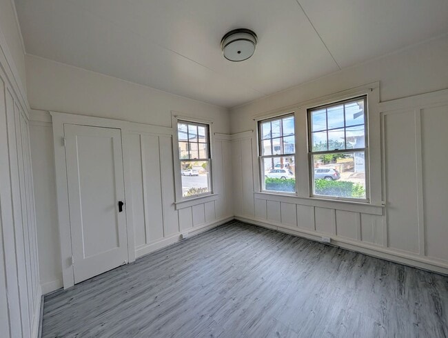 Building Photo - Centrally located 2 Bed, 1.5 Bath house in...