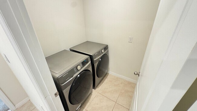Building Photo - Available NOW! Spacious 4BD/2BA Haven in Villages at Harmony – Your Dream Home Awaits! WASHER & D...