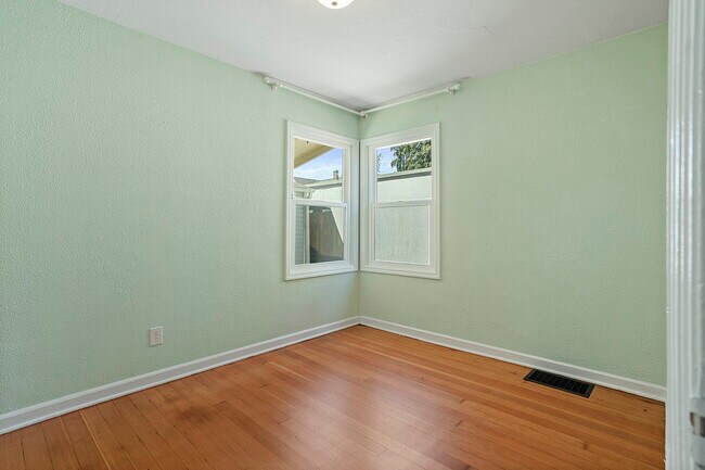 Building Photo - 1806 N Watts St