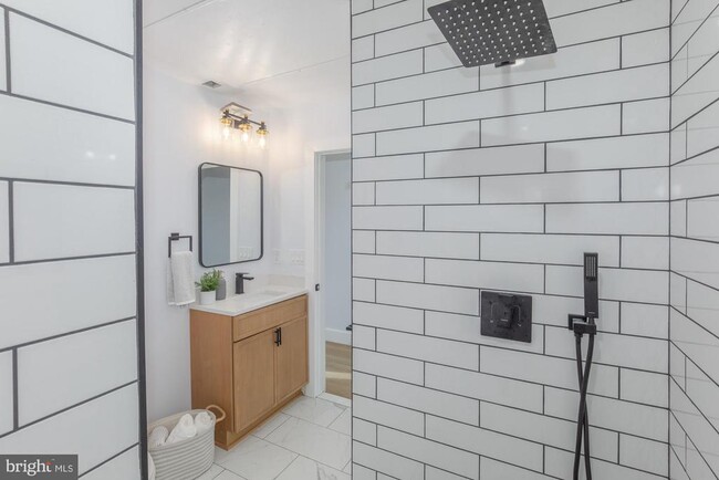 Building Photo - 1012 17th Pl NE