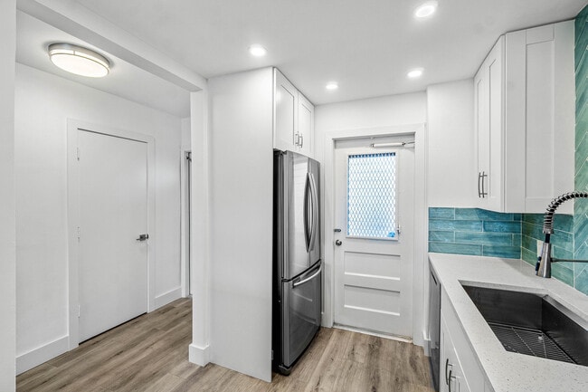 Building Photo - 698 NE Spanish River Blvd