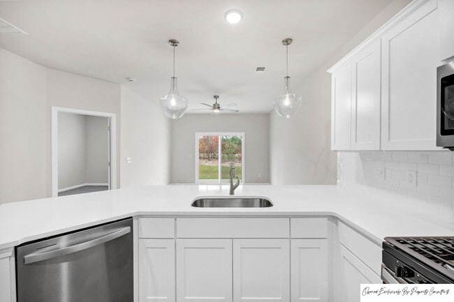 Building Photo - STUNNING TOWNHOME IN BLYTHEWOOD