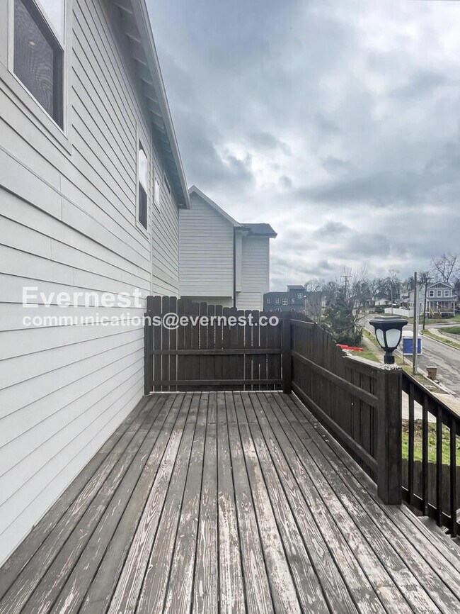 Building Photo - 3 Bed/2.5 Bath with Fenced Yard / Pet-Friendly / Available Now!