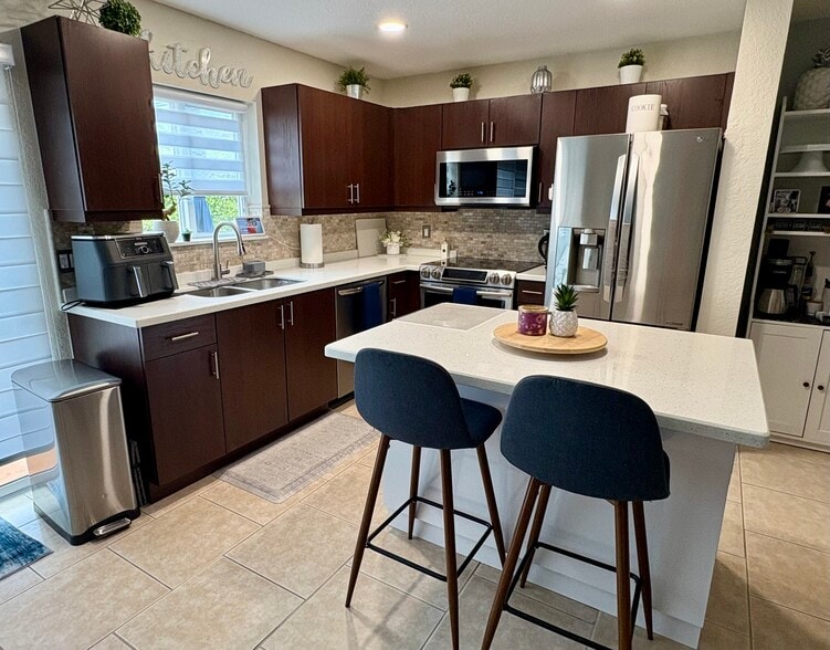 Building Photo - 4901 Palm Garden Ln