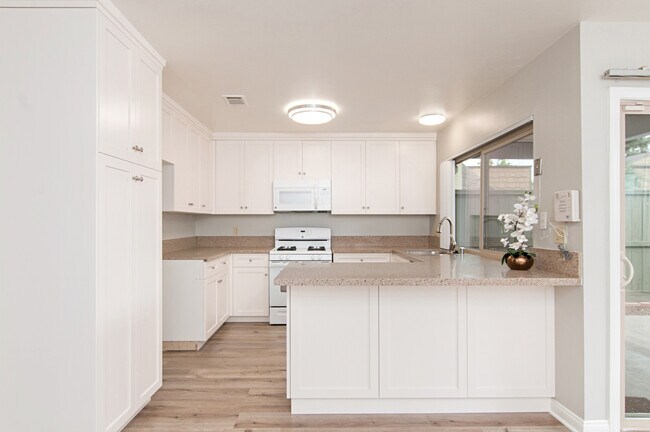Building Photo - 3 Bedroom, 2 Bath 1374sf Detached condo in...