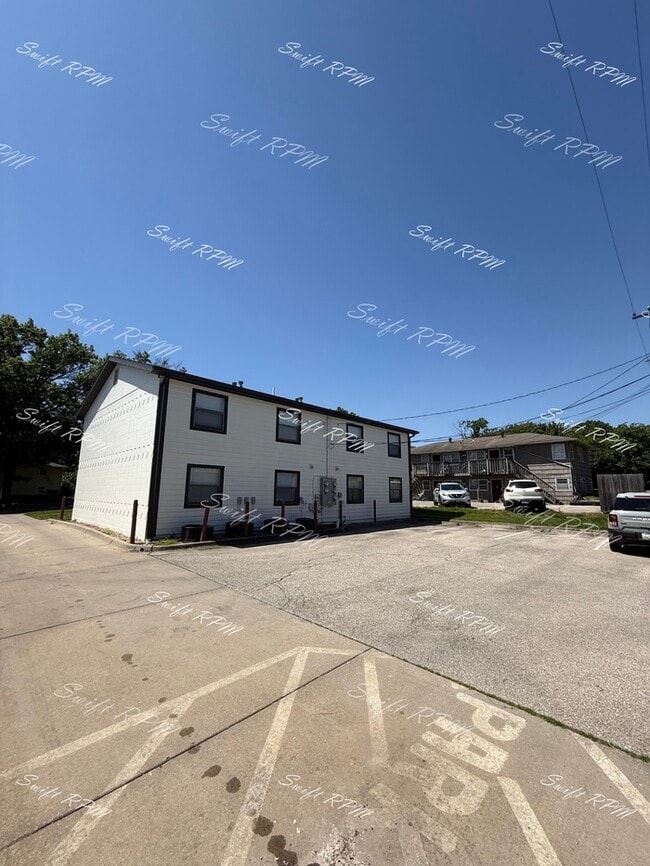 Building Photo - 718 W 25th St