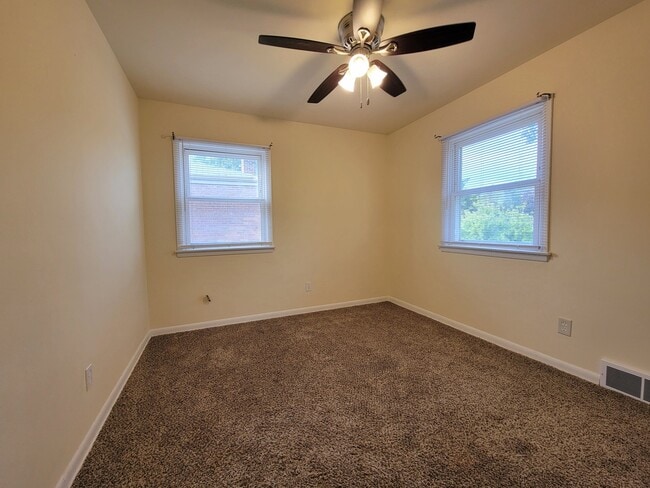 Building Photo - 611 Waukegan Rd