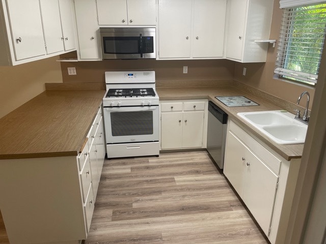 Kitchen with new stove, dishwasher and microwave - 1441 Prospect Ave