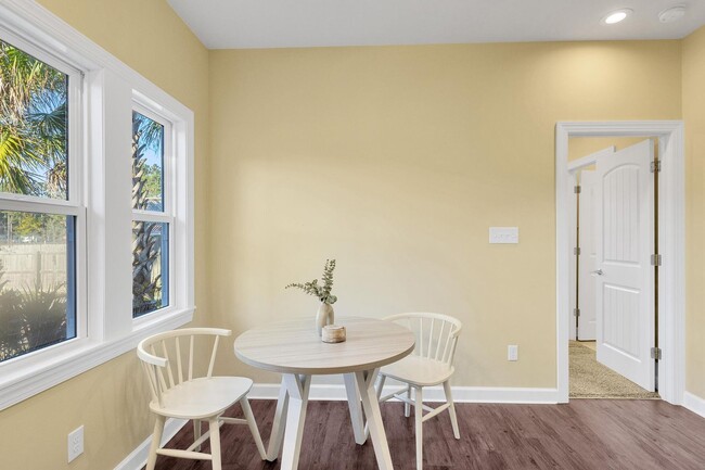 Building Photo - Fully furnished 1 bedroom 1 bath in fenced...