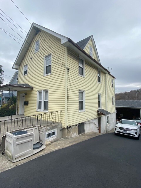 Building Photo - 33 Southfield Ave