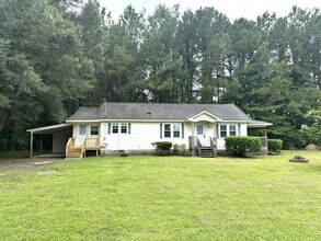Building Photo - Great Location!  Minutes to MCAS!