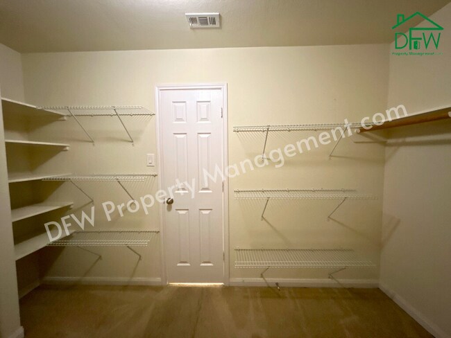 Building Photo - 10009 Iron Ridge Dr