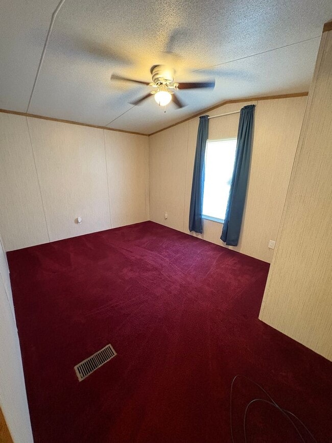 Building Photo - 3 Bedroom in Crawfordville Available Now!