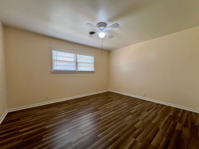 Building Photo - Stunning Large 3 Bedroom Home!