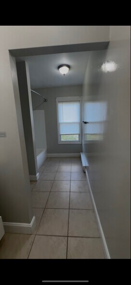 Building Photo - 549 Ash St