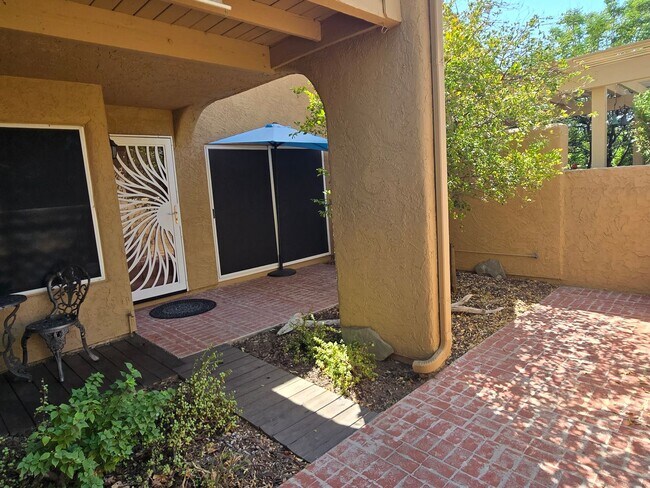 Building Photo - Beautiful two story, 3 bed, 1 full bath, 2...