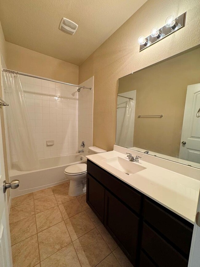 Building Photo - 2880 Donnell Dr