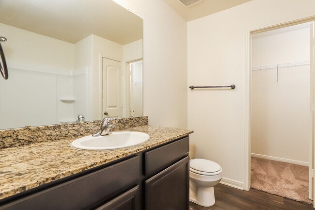 Building Photo - 3 Bedroom Ready for Immediate Move In!