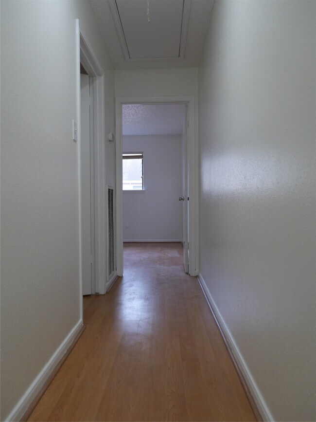 Building Photo - 13840 Hollowgreen Dr