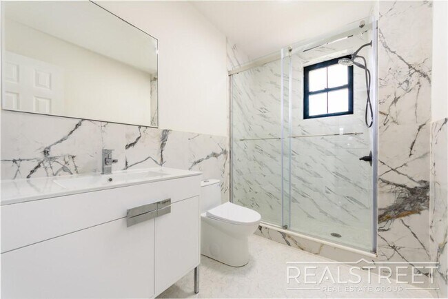 Building Photo - Spacious 2 BED Floor Thru in Bushwick!